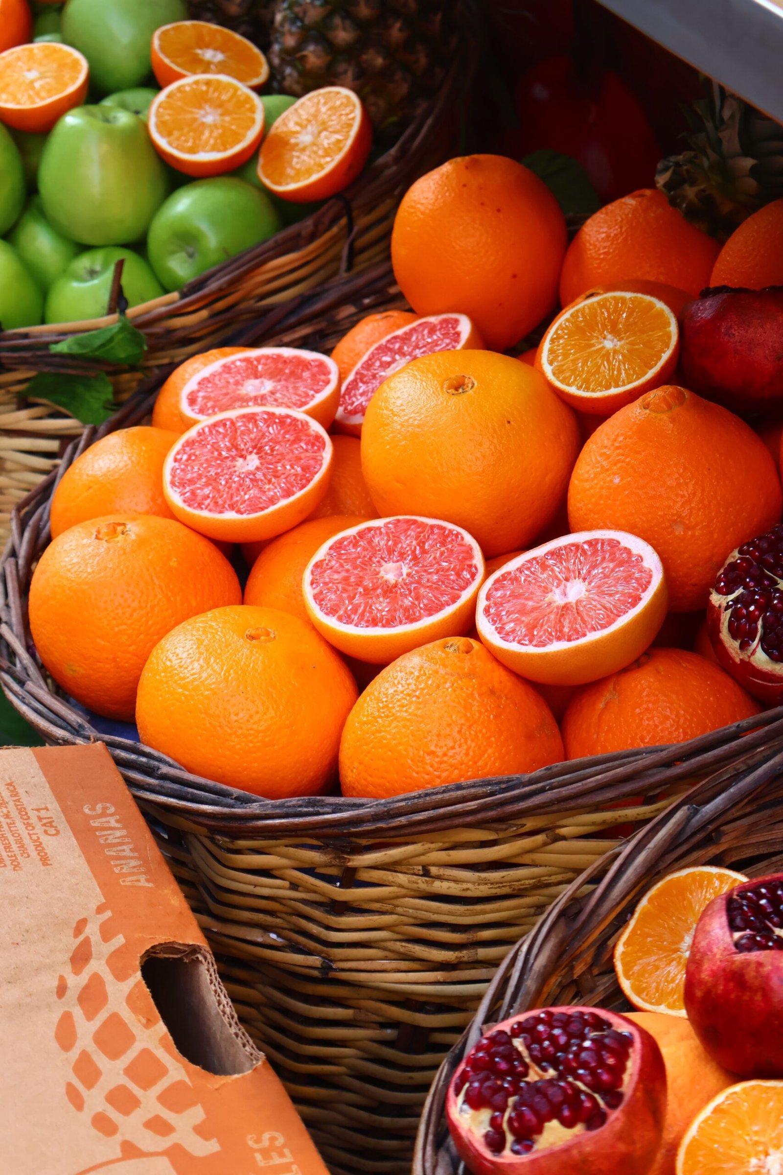 Fresh orangs and apples